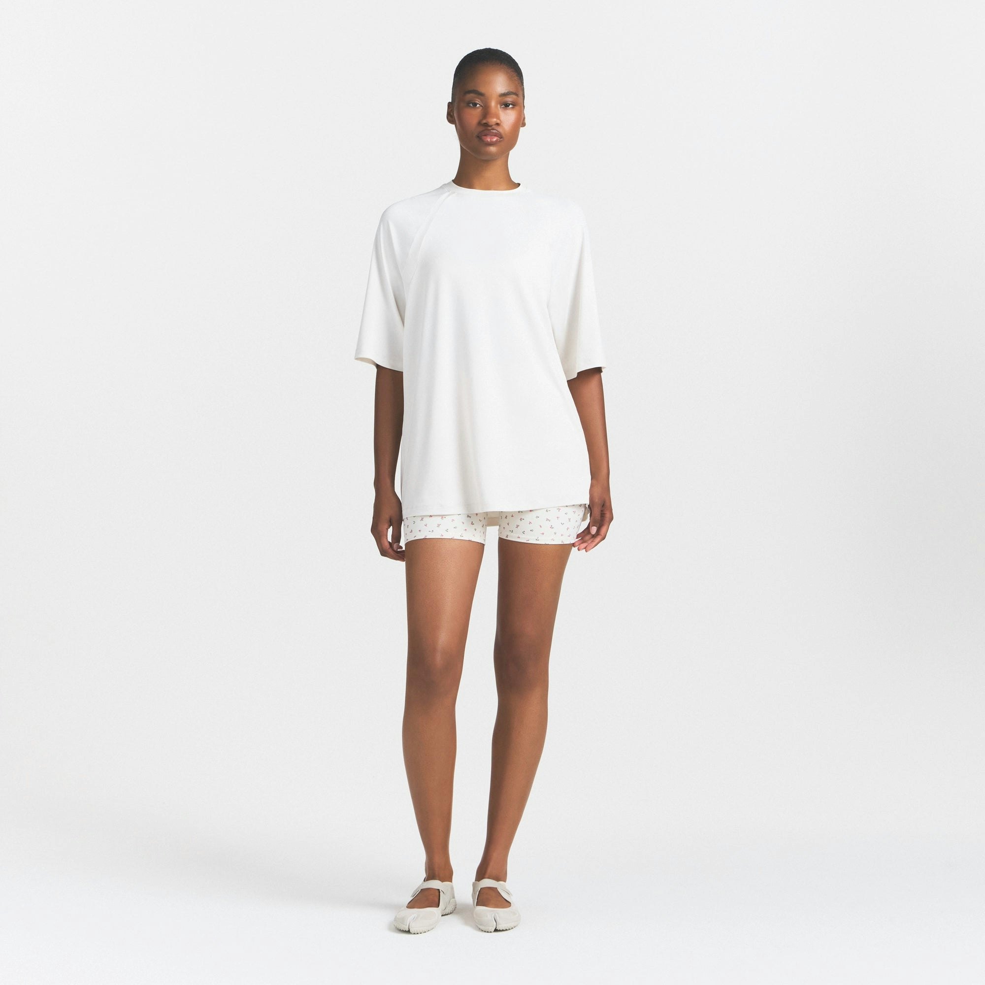NikeSKIMS AIRY DRI-FIT™ OVERSIZED TEE - IVORY