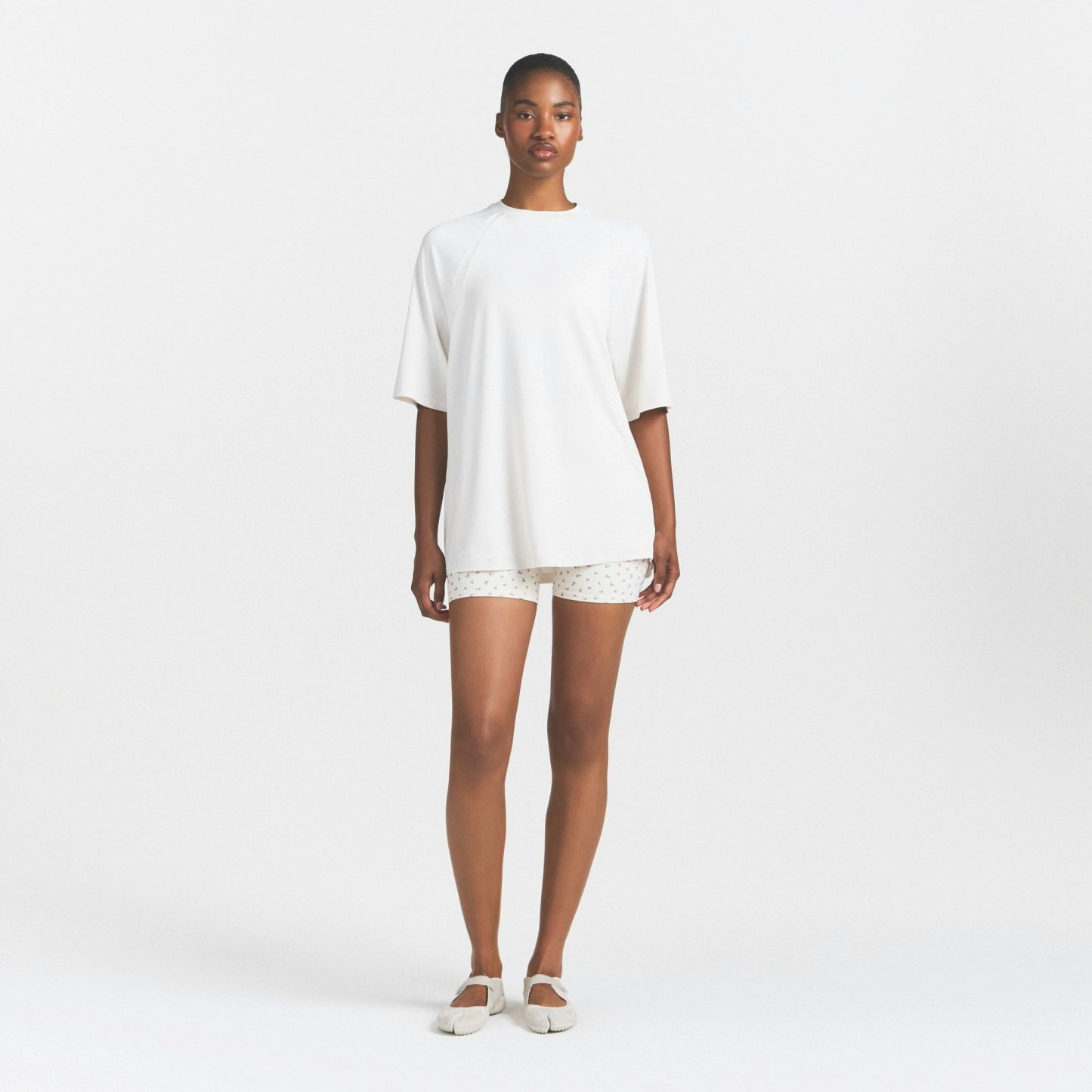 NikeSKIMS AIRY DRI-FIT™ OVERSIZED TEE - IVORY