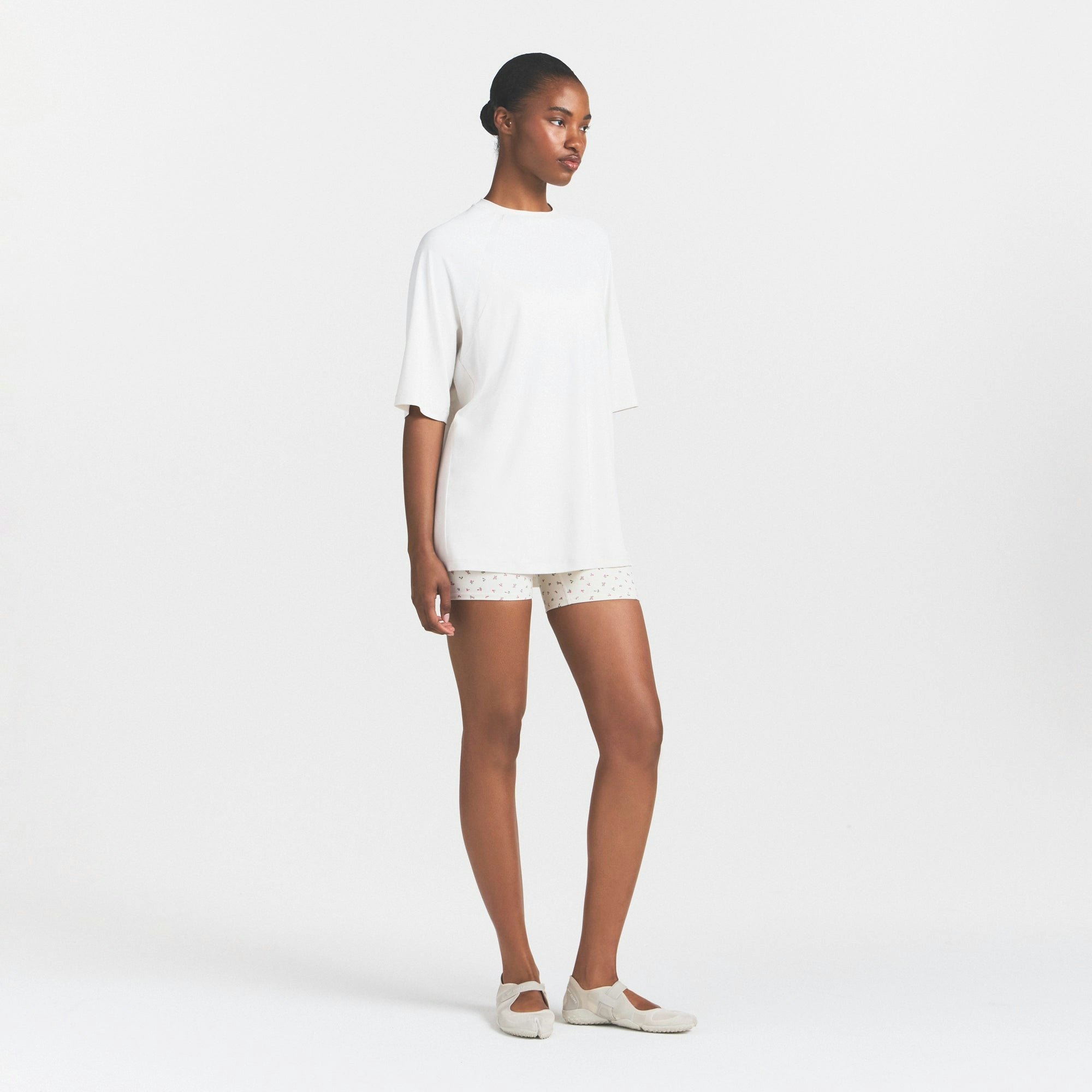 NikeSKIMS AIRY DRI-FIT™ OVERSIZED TEE - IVORY - image 4