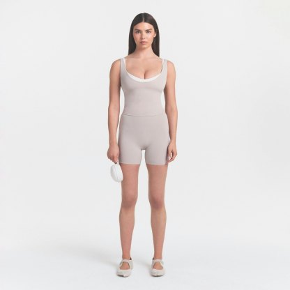 NikeSKIMS STUDIO STRETCH 5" BIKER SHORT - LINEN
