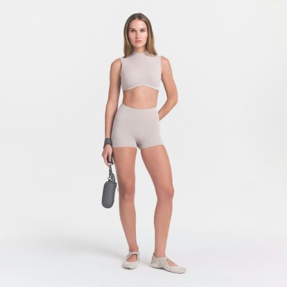 NikeSKIMS STUDIO STRETCH DIPPED 2" SHORT - LINEN