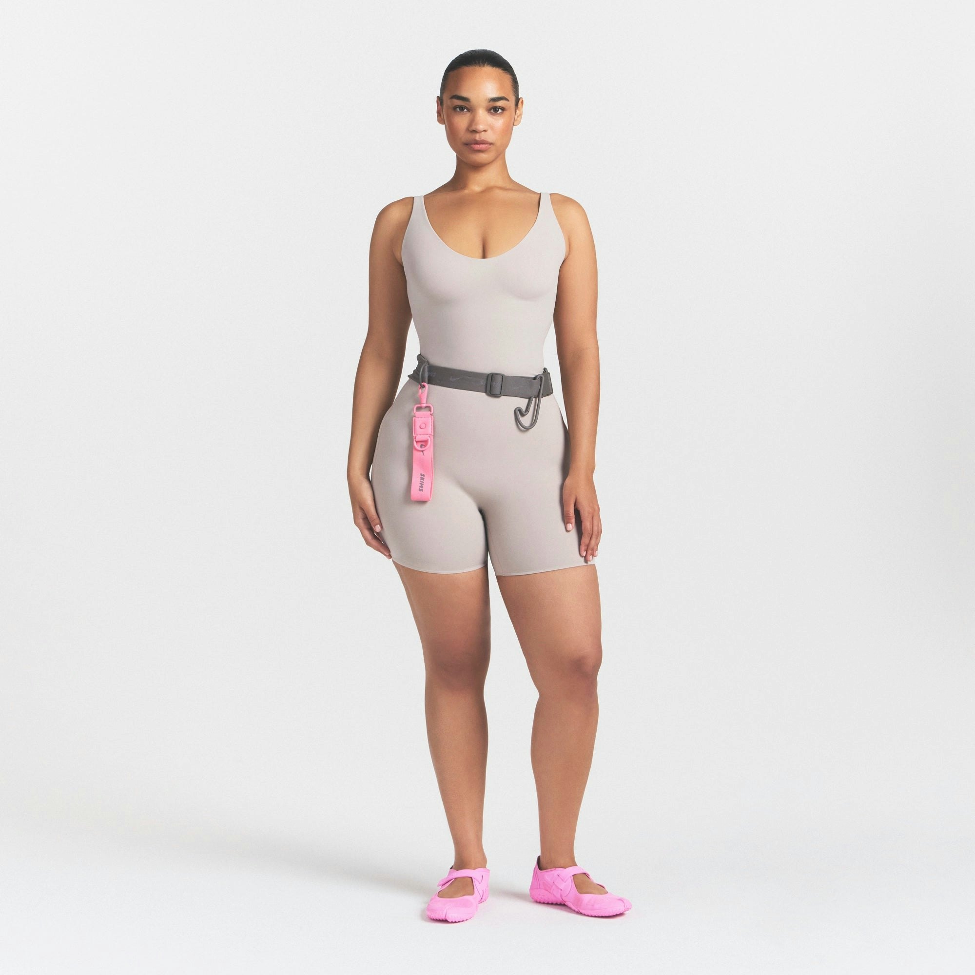 NikeSKIMS STUDIO STRETCH PLUNGE TANK - LINEN