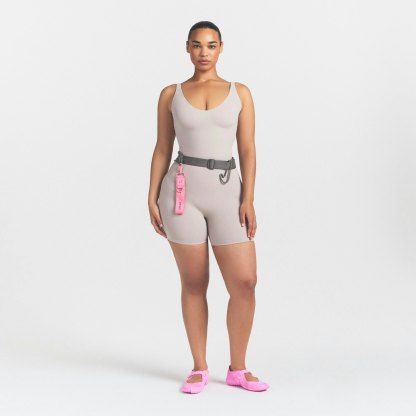 NikeSKIMS STUDIO STRETCH PLUNGE TANK - LINEN