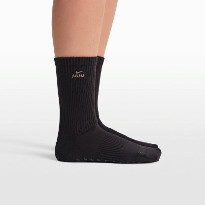NikeSKIMS ACCESSORIES DRI-FIT™ PILATES GRIP CREW SOCK - OBSIDIAN - image 15