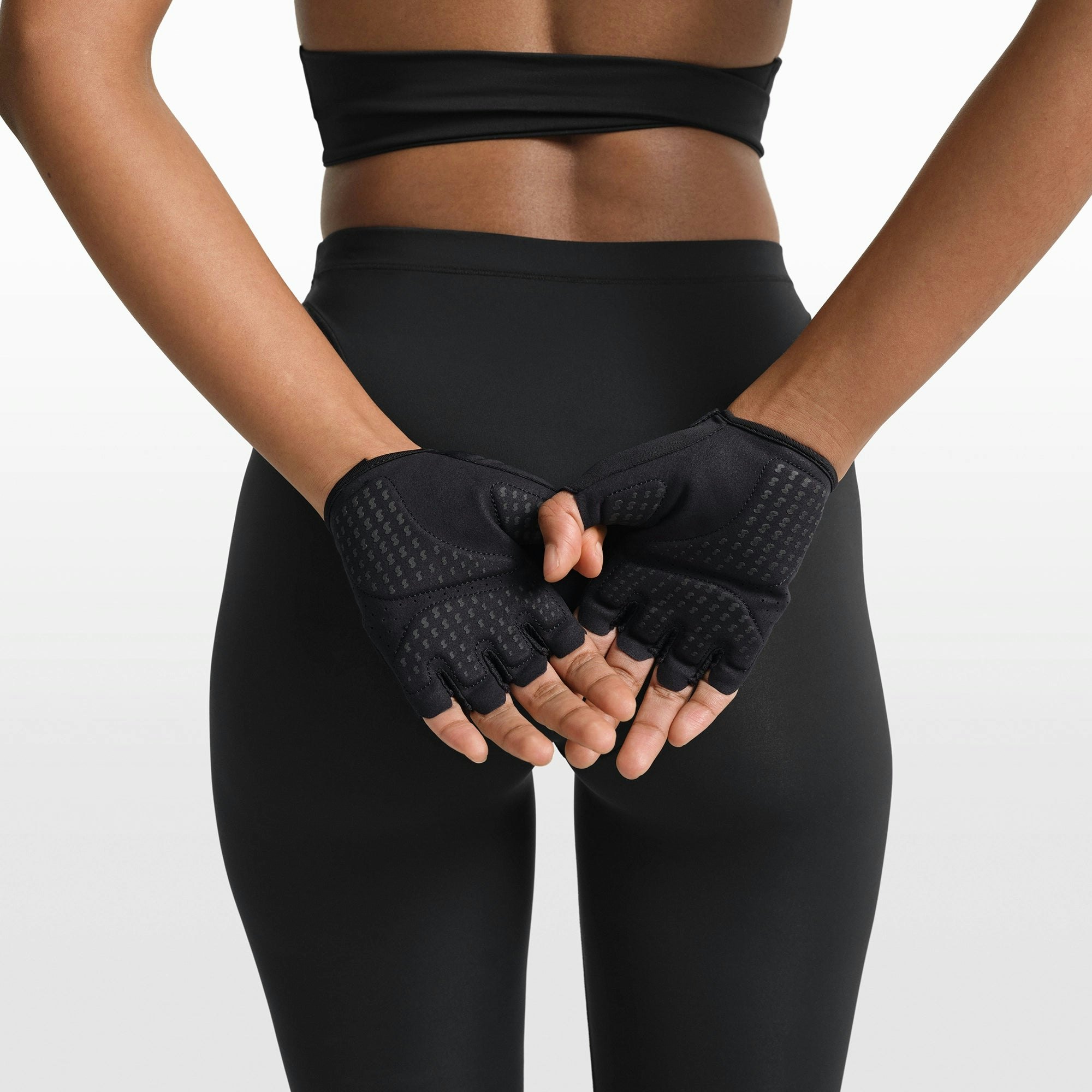 NikeSKIMS ACCESSORIES TRAINING GLOVES - OBSIDIAN