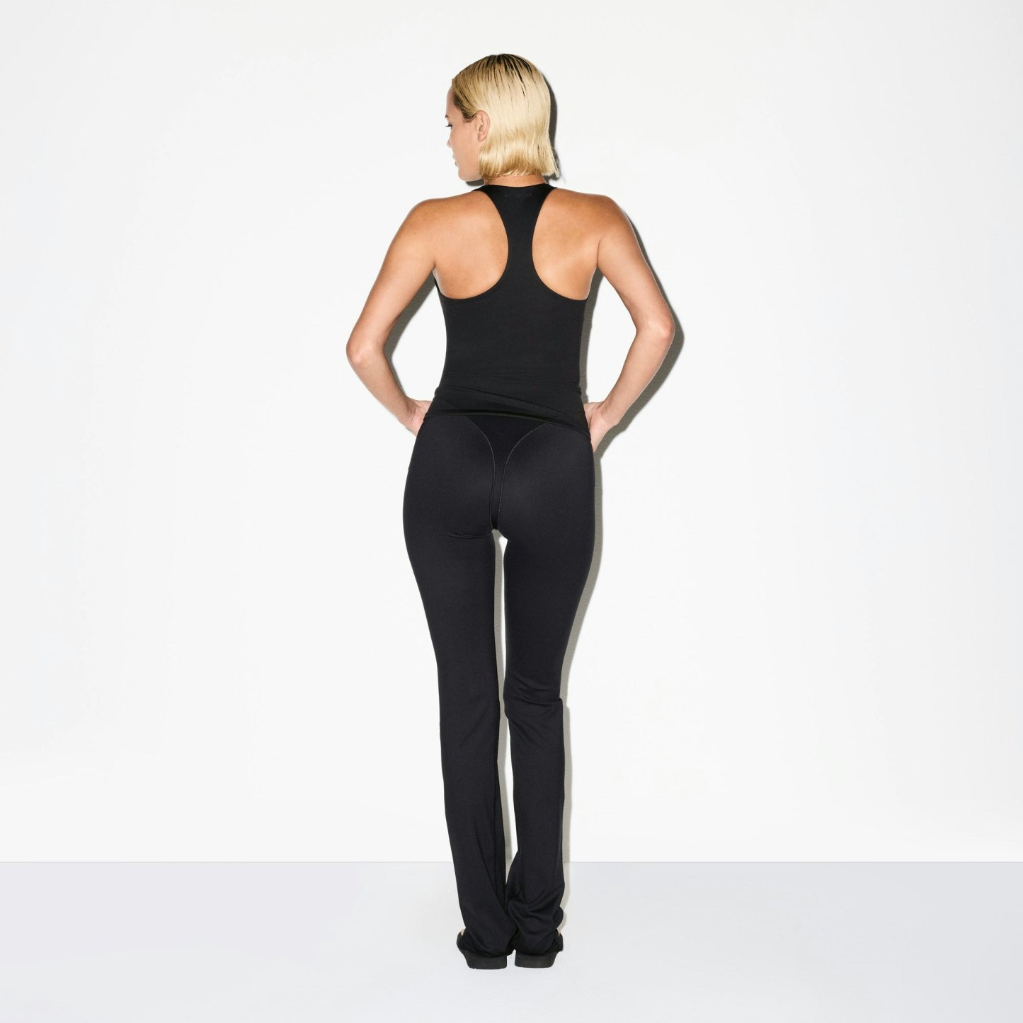 NikeSKIMS MATTE V-LINE 39" STRAIGHT LEGGING - OBSIDIAN - image 4