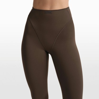 NikeSKIMS MATTE 17" V-LINE CROP LEGGING - DARK SEPIA - image 12