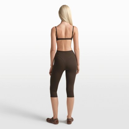 NikeSKIMS MATTE 17" V-LINE CROP LEGGING - DARK SEPIA - image 13