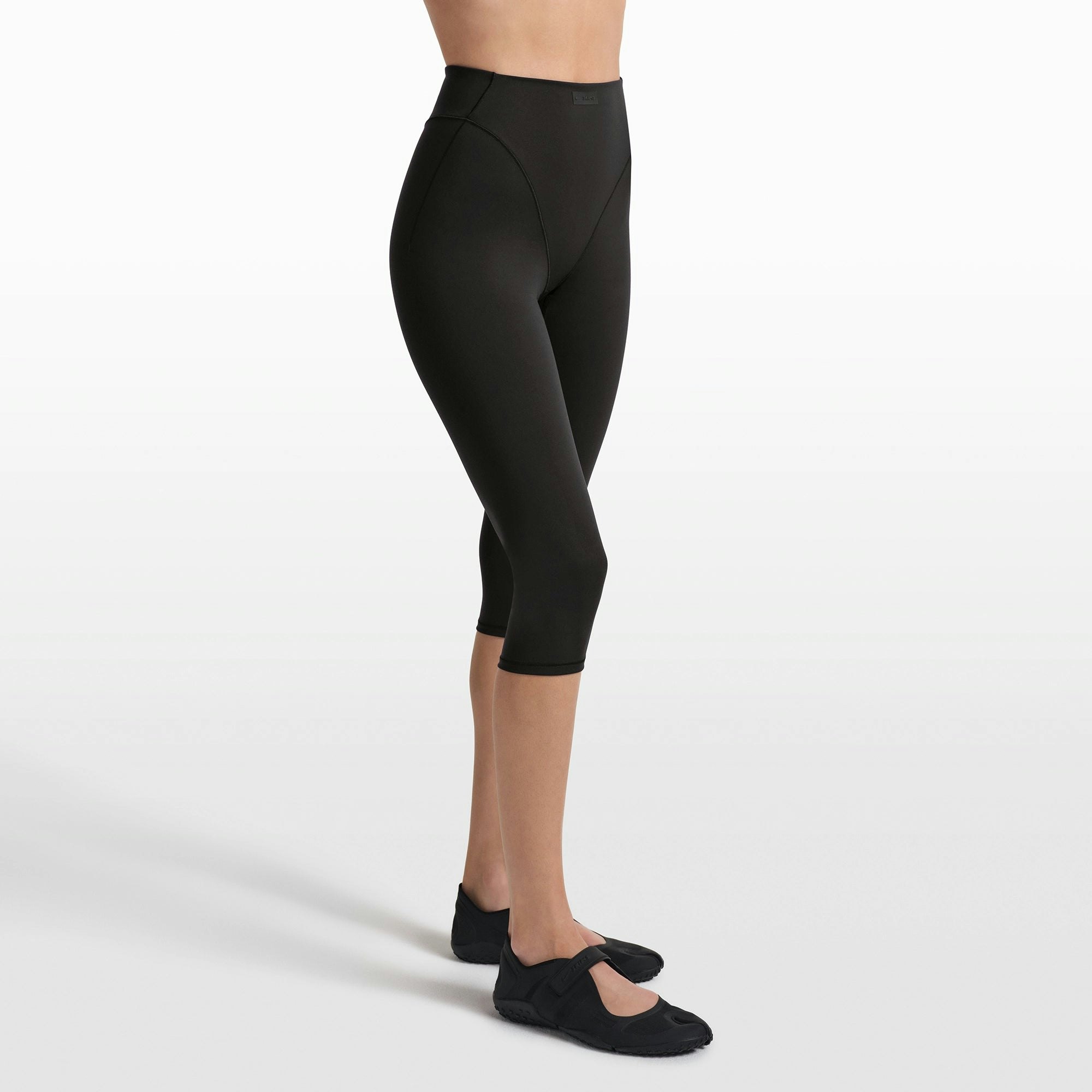 NikeSKIMS MATTE 17" V-LINE CROP LEGGING - OBSIDIAN - image 19