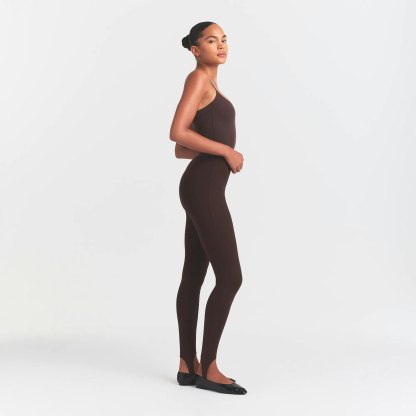THE ESSENTIAL COLLECTION HIGH-WAISTED STIRRUP LEGGING - ESPRESSO - image 9