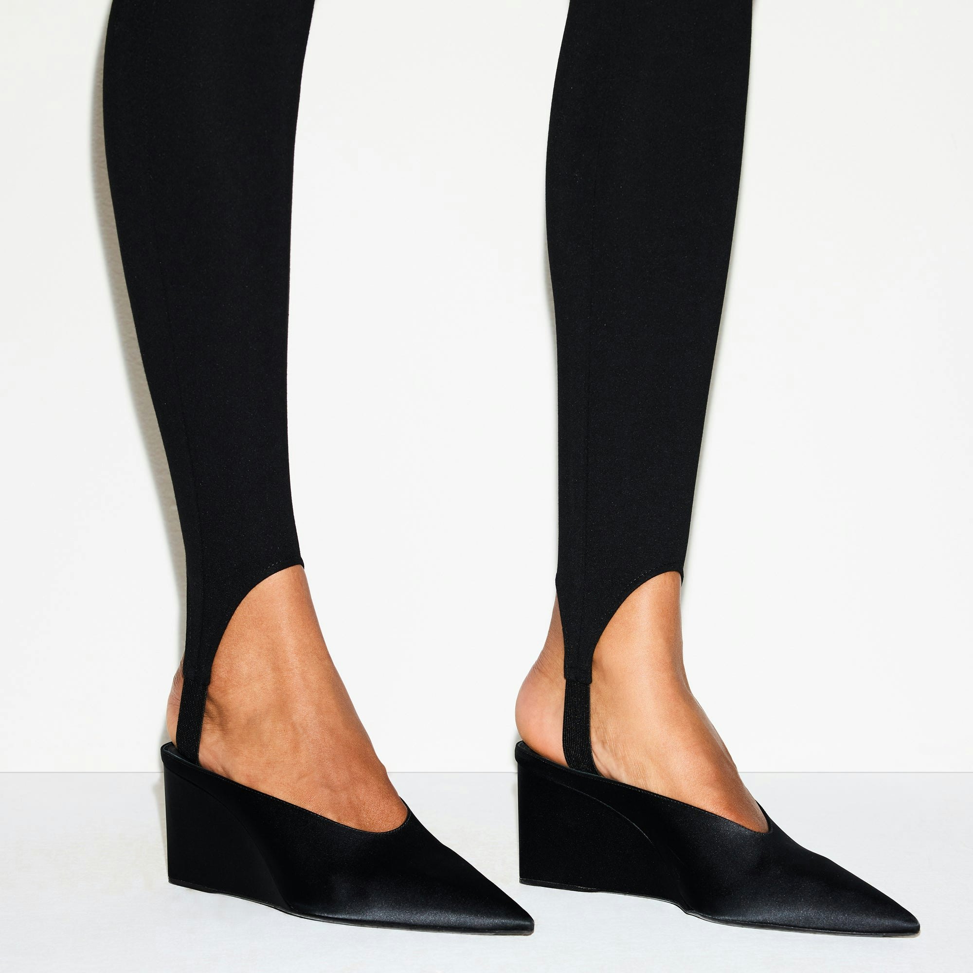 THE ESSENTIAL COLLECTION HIGH-WAISTED STIRRUP LEGGING - OBSIDIAN - image 2