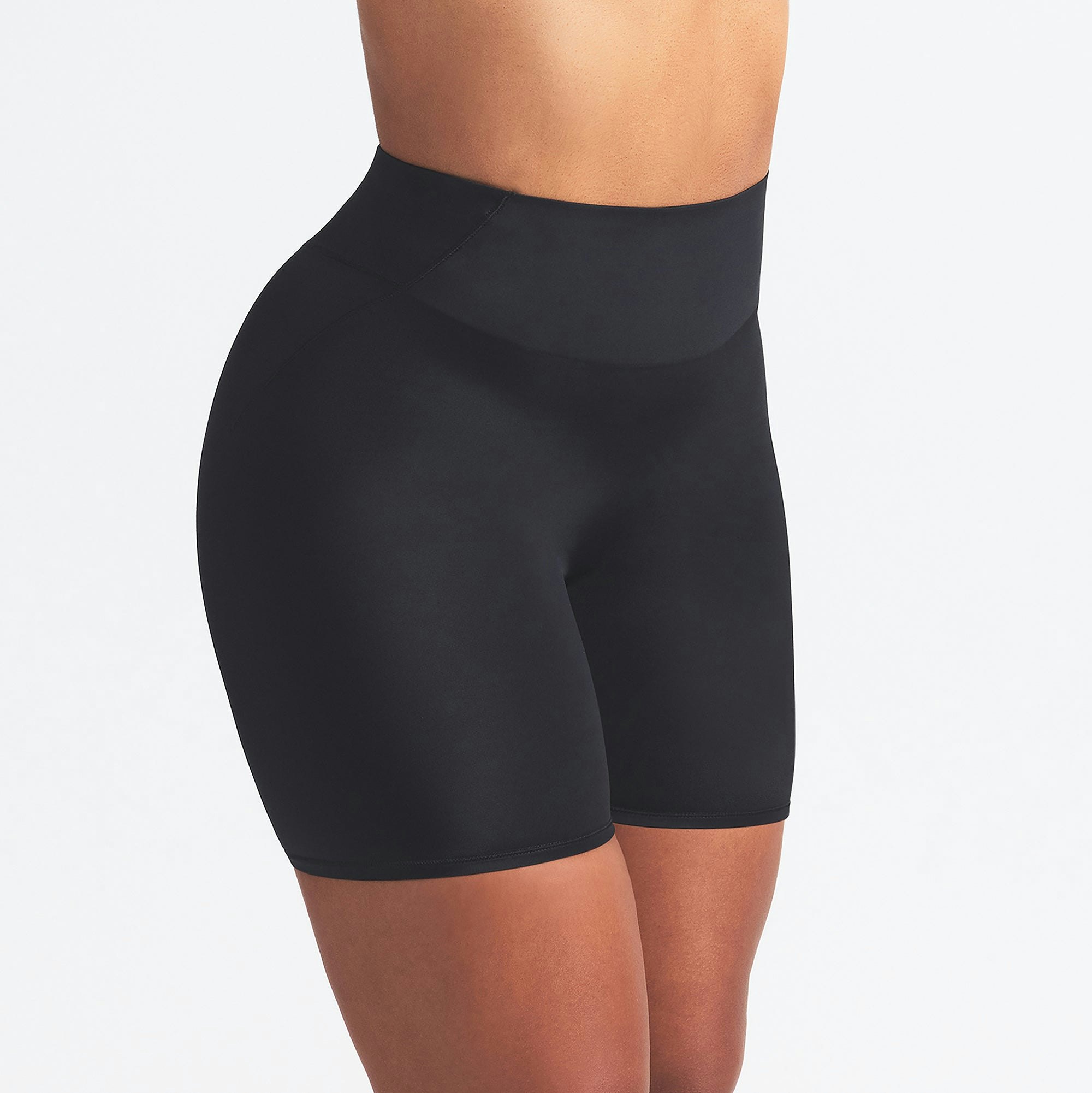 NikeSKIMS SHINE BONDED WAIST 5" BIKER SHORT - OBSIDIAN - image 4