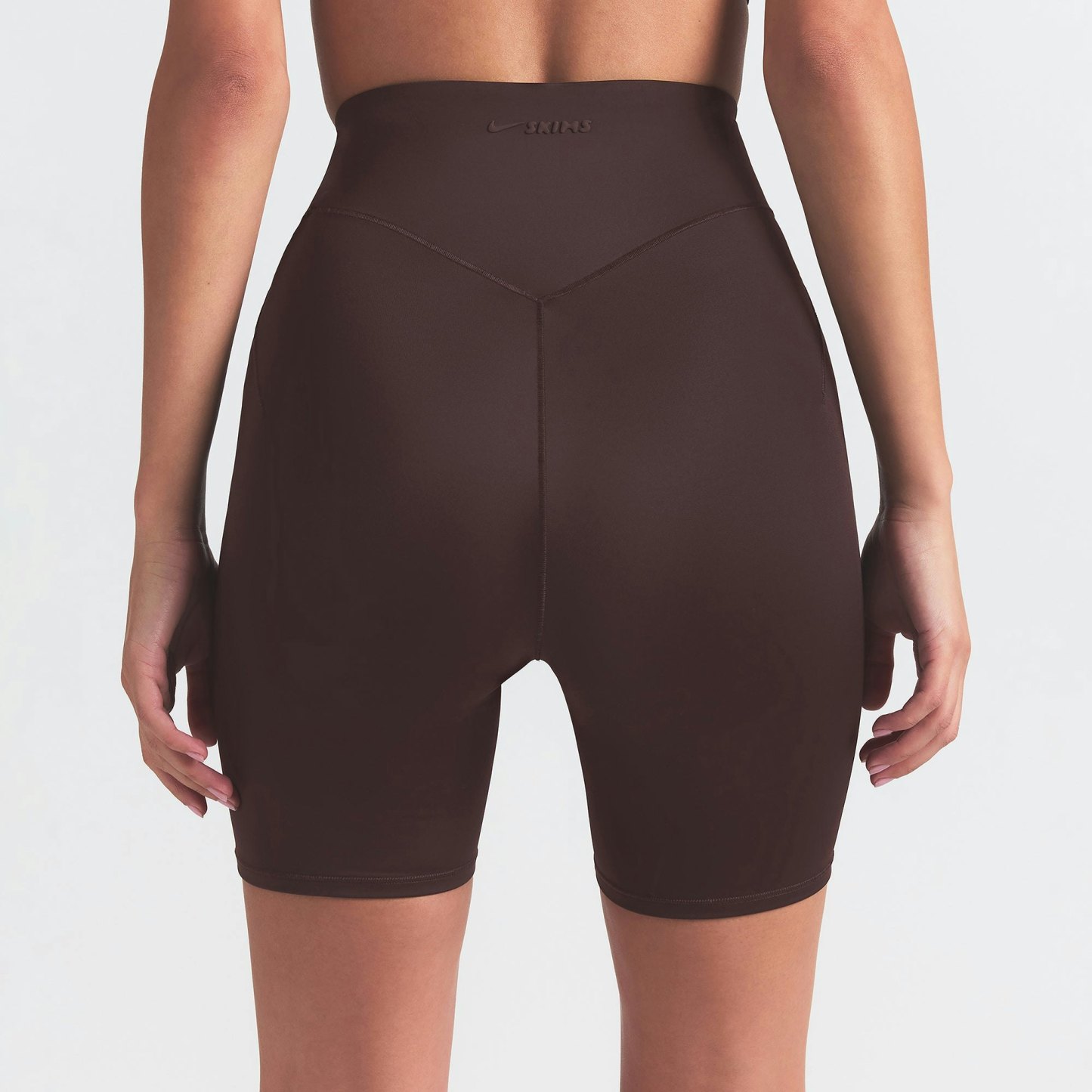 NikeSKIMS SHINE BONDED WAIST 5" BIKER SHORT - PHOENIX - image 11