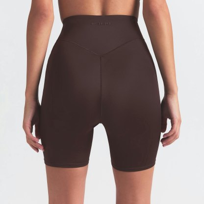 NikeSKIMS SHINE BONDED WAIST 5" BIKER SHORT - PHOENIX - image 11