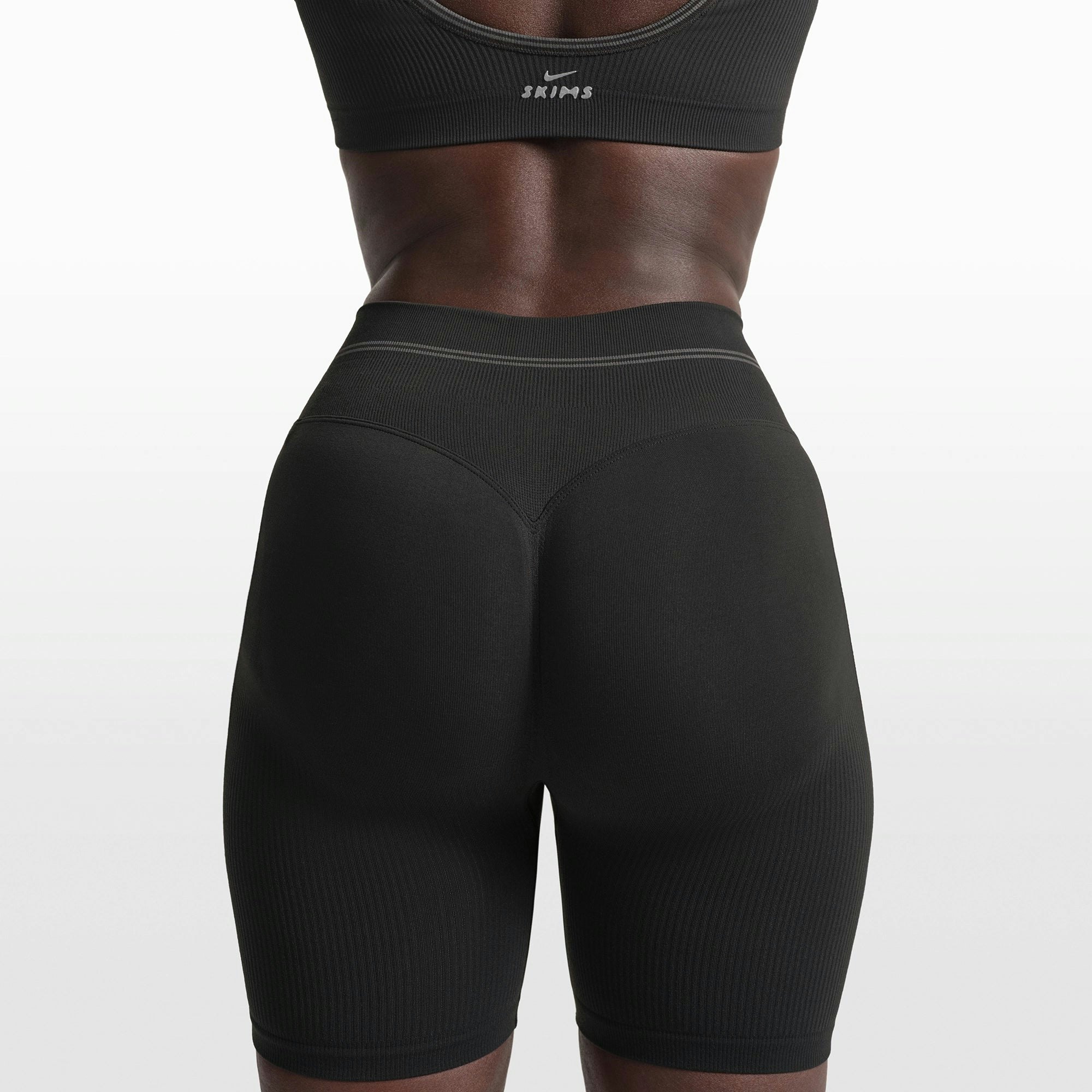 NikeSKIMS RIBBED SEAMLESS 5" BIKER SHORT - OBSIDIAN - image 3