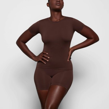 SOFT SMOOTHING SEAMLESS T-SHIRT - COCOA - image 11