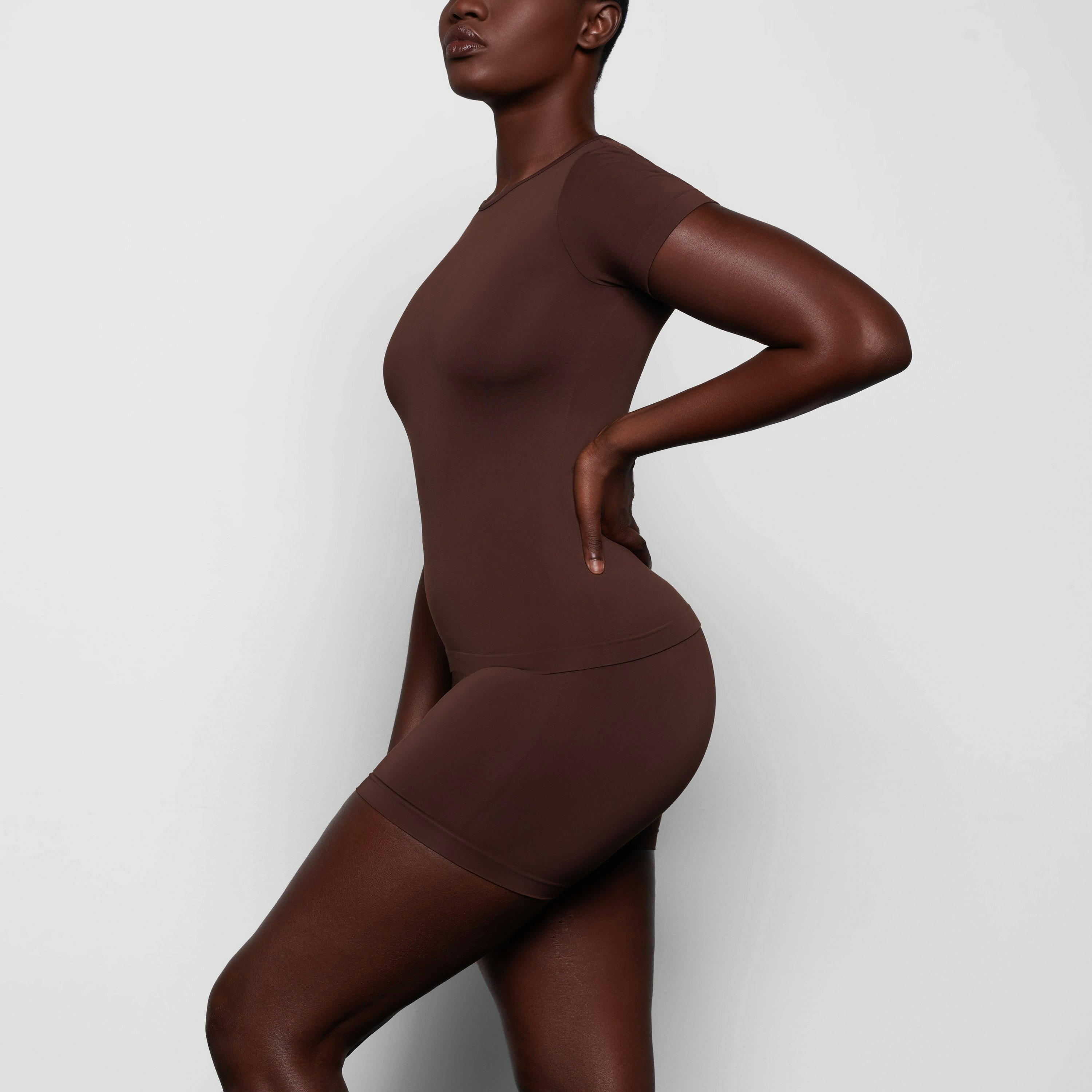 SOFT SMOOTHING SEAMLESS T-SHIRT - COCOA - image 12