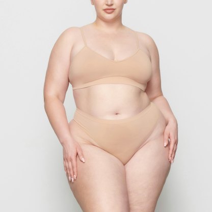 SOFT SMOOTHING SEAMLESS THONG - CLAY