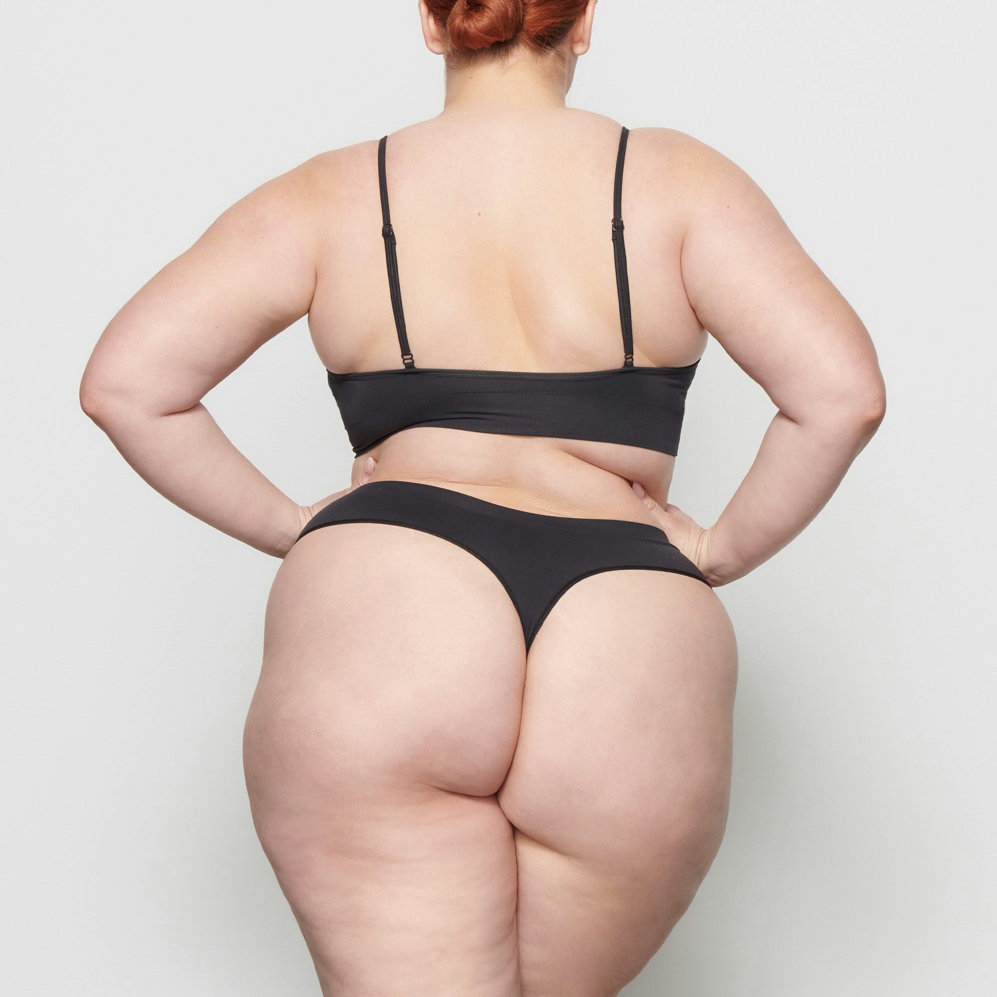 SOFT SMOOTHING SEAMLESS THONG - ONYX