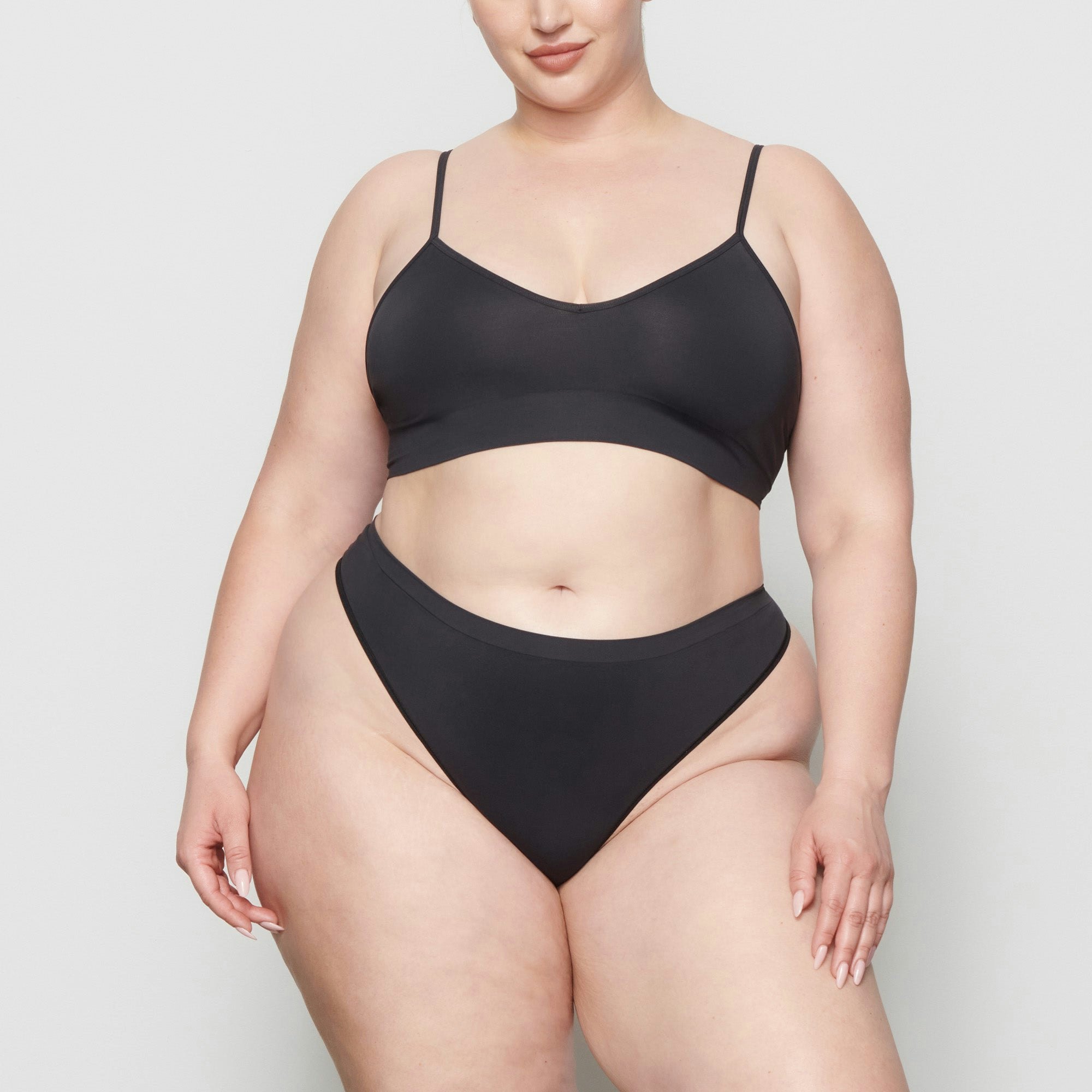 SOFT SMOOTHING SEAMLESS THONG - ONYX