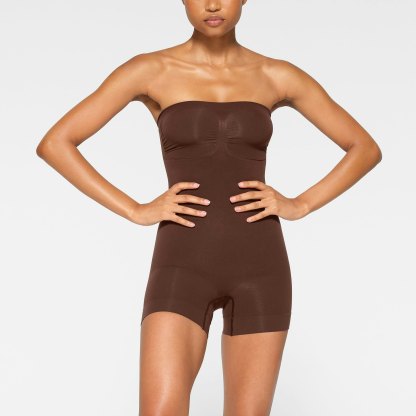 SEAMLESS SCULPT STRAPLESS SHORTIE BODYSUIT - COCOA