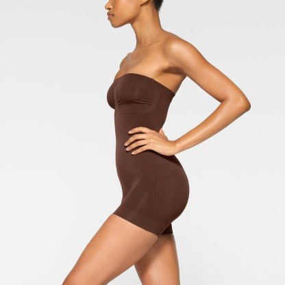 SEAMLESS SCULPT STRAPLESS SHORTIE BODYSUIT - COCOA
