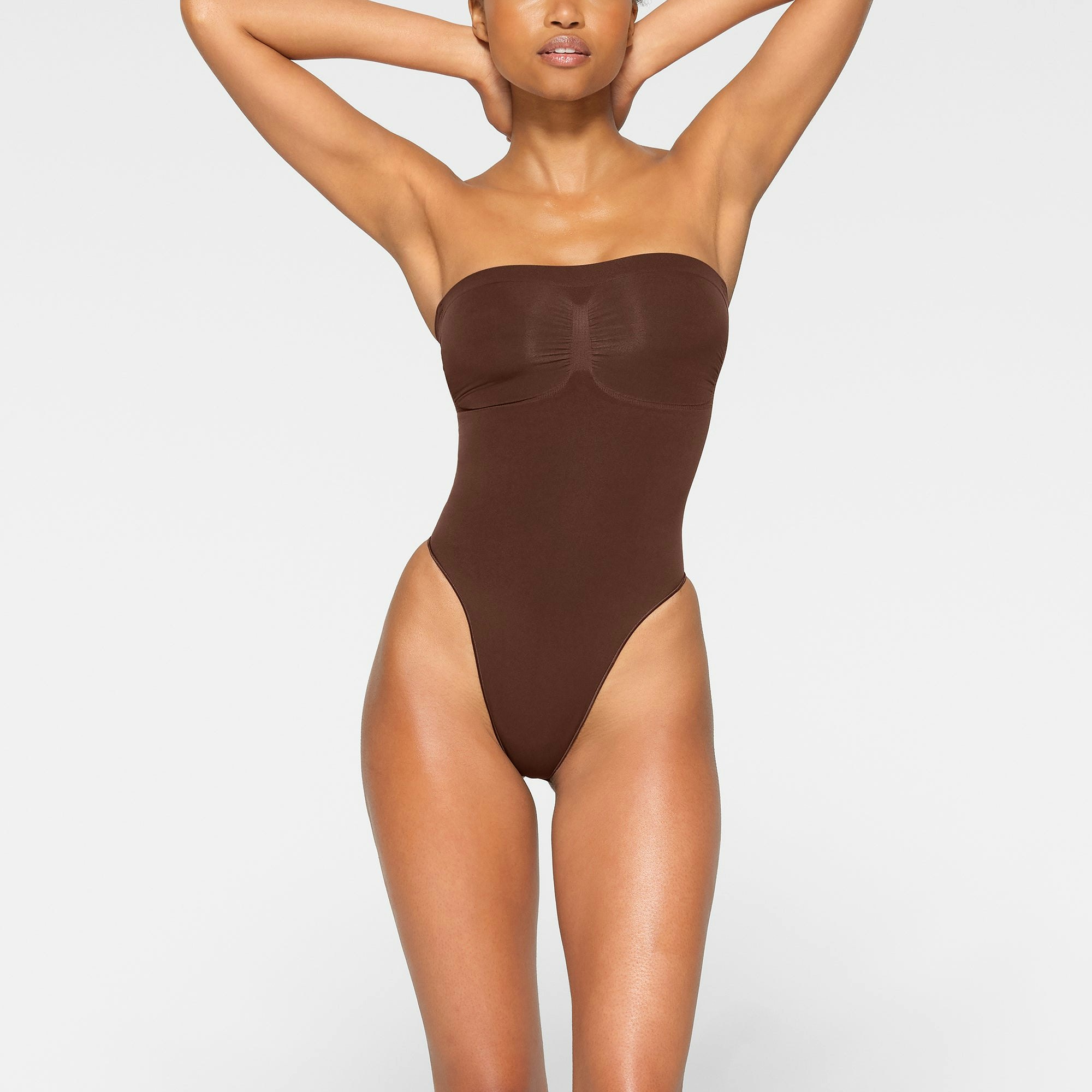SEAMLESS SCULPT STRAPLESS THONG BODYSUIT - COCOA