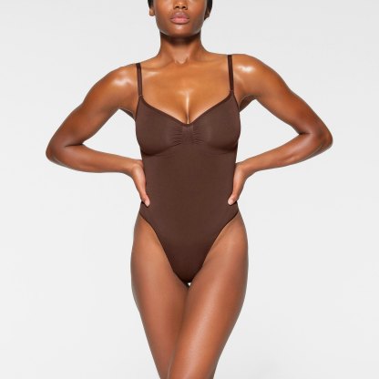 SEAMLESS SCULPT THONG BODYSUIT - COCOA