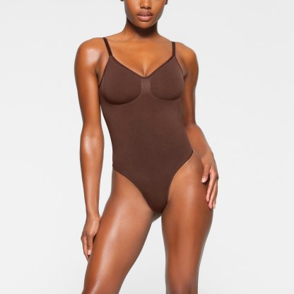 SEAMLESS SCULPT LOW BACK THONG BODYSUIT - COCOA