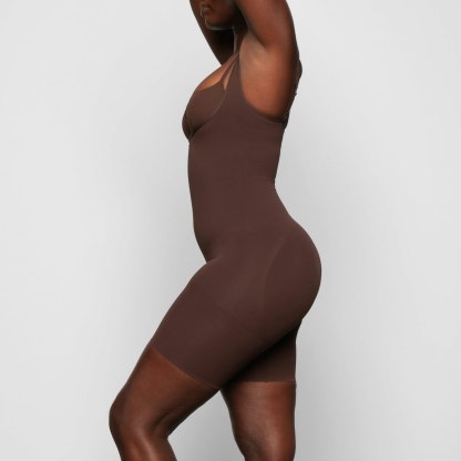 SEAMLESS SCULPT BUTT LIFTING OPEN BUST BODYSUIT - COCOA