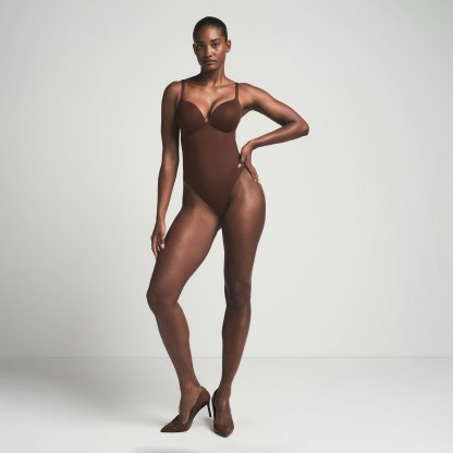 SKIMS ULTIMATE BODY PUSH-UP THONG BODYSUIT - COCOA