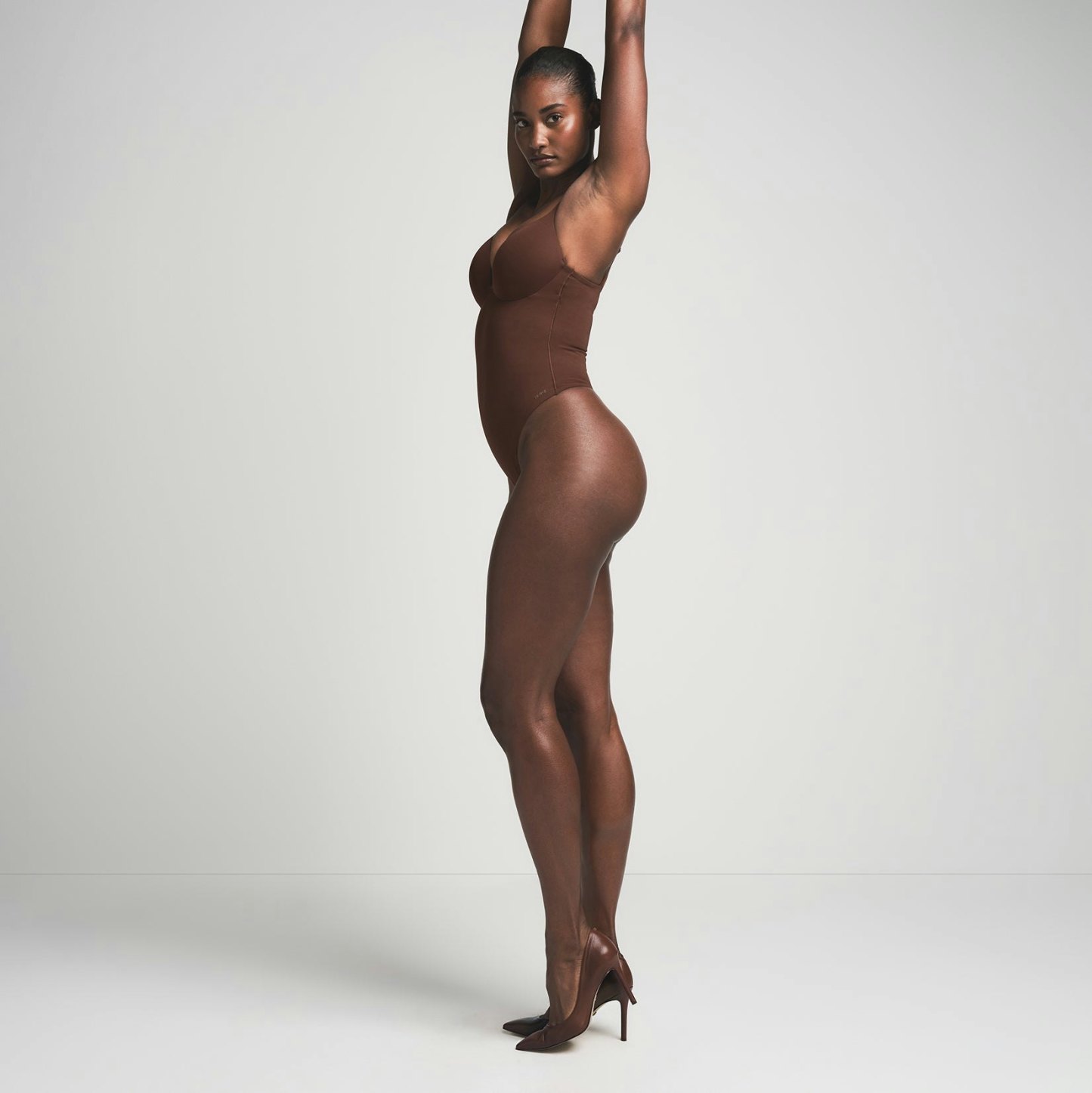 SKIMS ULTIMATE BODY PUSH-UP THONG BODYSUIT - COCOA
