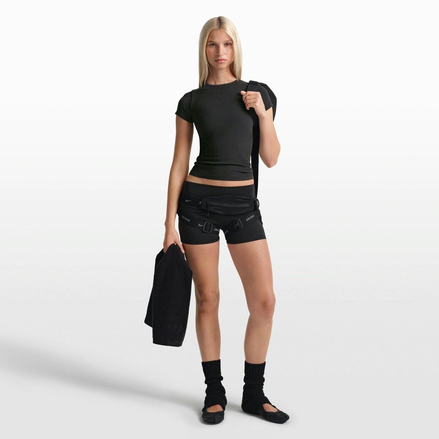 NikeSKIMS RIBBED SEAMLESS BABY TEE - OBSIDIAN