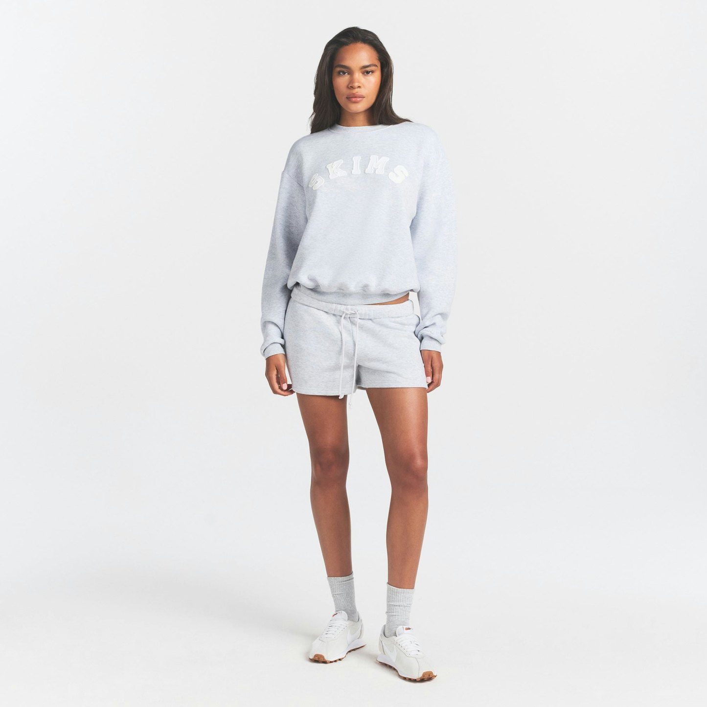 COTTON FLEECE LOGO CLASSIC CREWNECK - SNOW ARCHED LOGO PATCH