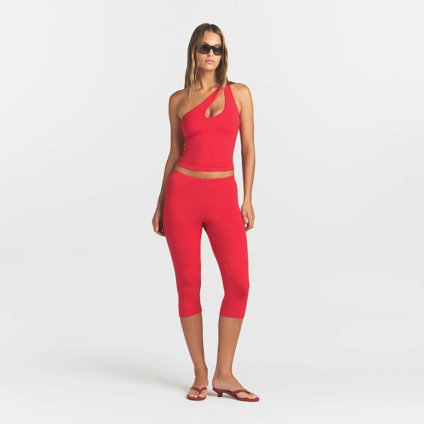 SMOOTH LAYERS ONE SHOULDER TOP - CARMINE