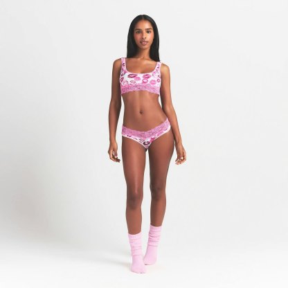 LIGHTWEIGHT COTTON WIDE LACE BRIEF - PINK ALLOVER LIPSTICK