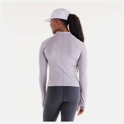 Isio-Maya lleva una talla S y mide 5'8"/172.72cm. Pecho : 34"/86.36cm, Cintura : 27.5"/69.85cm, Caderas : 39"/99.06cm