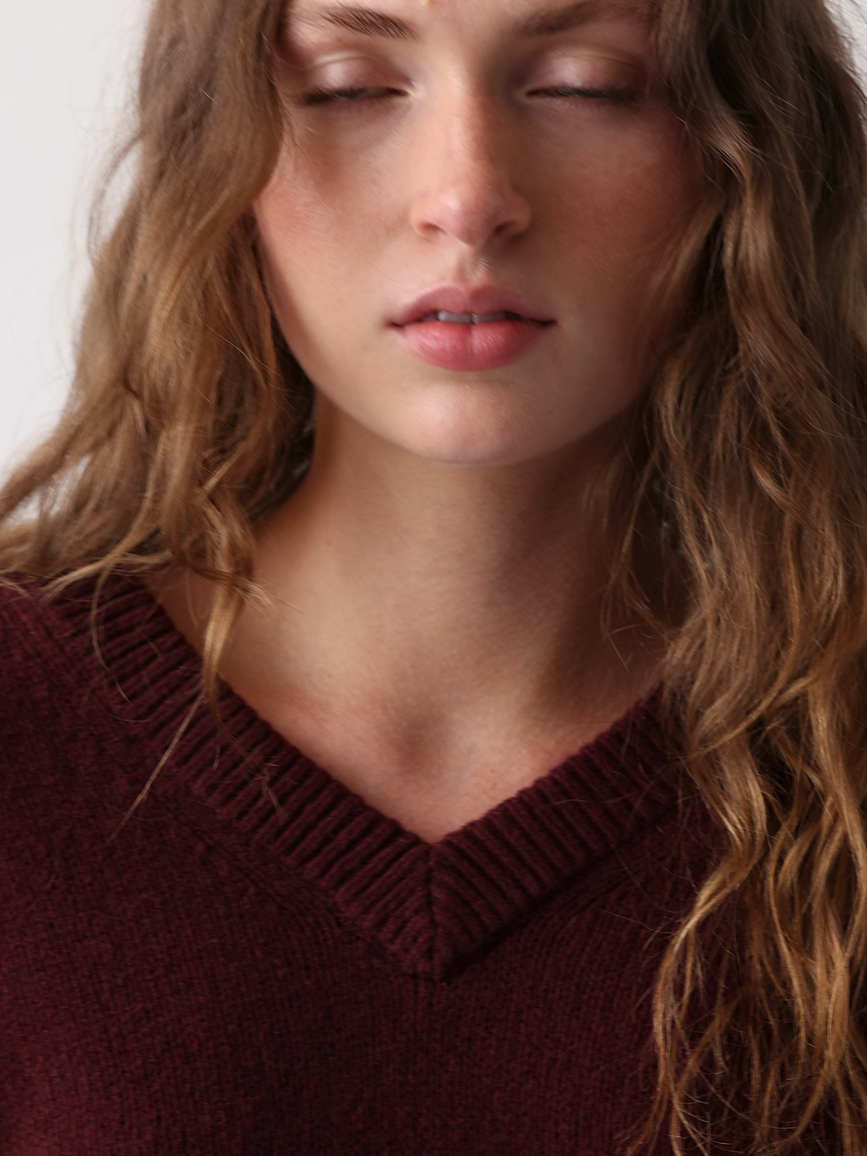 CashSoft Oversized V-Neck Sweater - Noir red