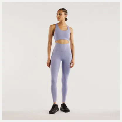 Amande lleva una talla S y mide 5'8"/172cm. Pecho : 33.5"/85cm, Cintura : 24.5"/62cm, Caderas : 35"/89cm