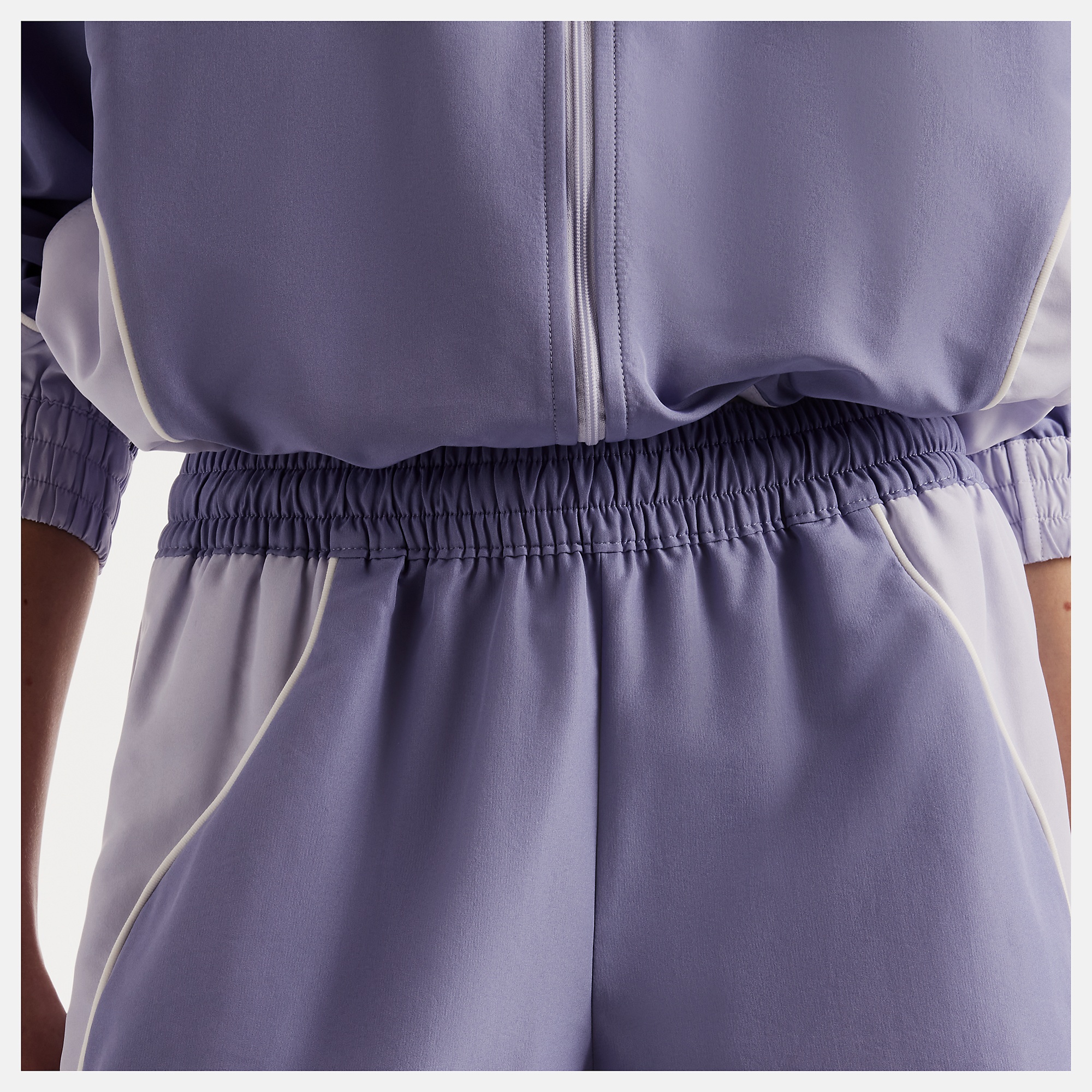 Karoliina V lleva una talla S y mide 178 cm. Pecho : 82 cm, Cintura : 65 cm, Caderas : 91.5 cm