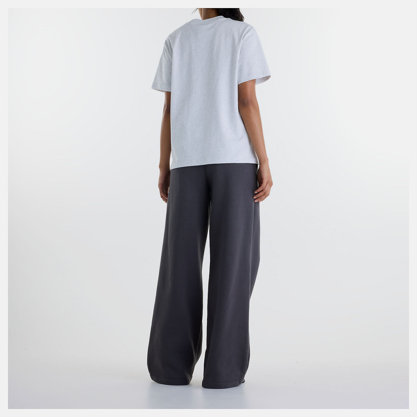 Chi is wearing size S and is 5'9"/ 175cm. Chest: 32"/81cm, Waist: 24"/61cm, Hips: 35"/89cm