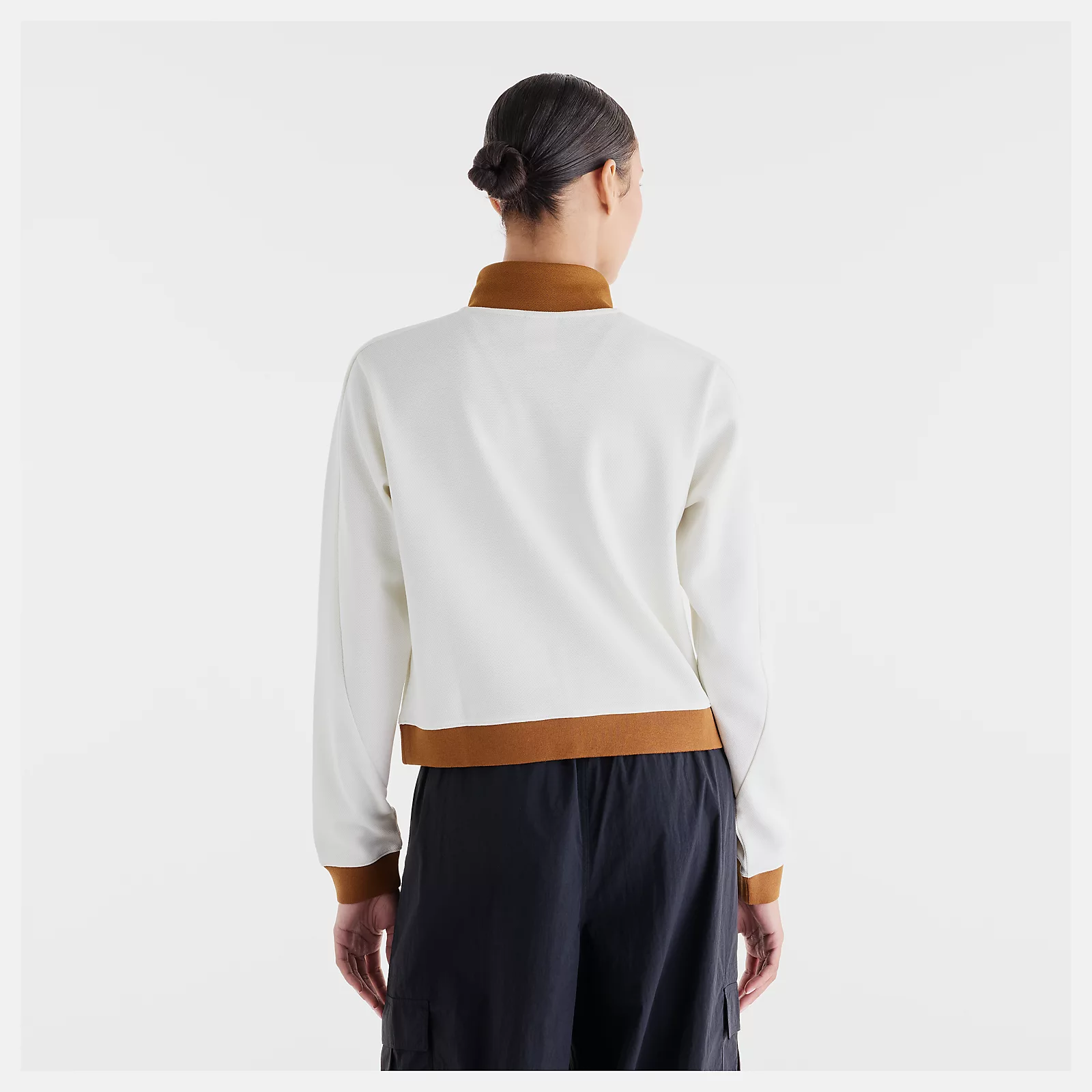 Lola is wearing size S and is 5'8"/172.72cm. Chest: 31.5"/80.01cm, Waist: 25.5"/64.77cm, Hips: 36"/91.44cm