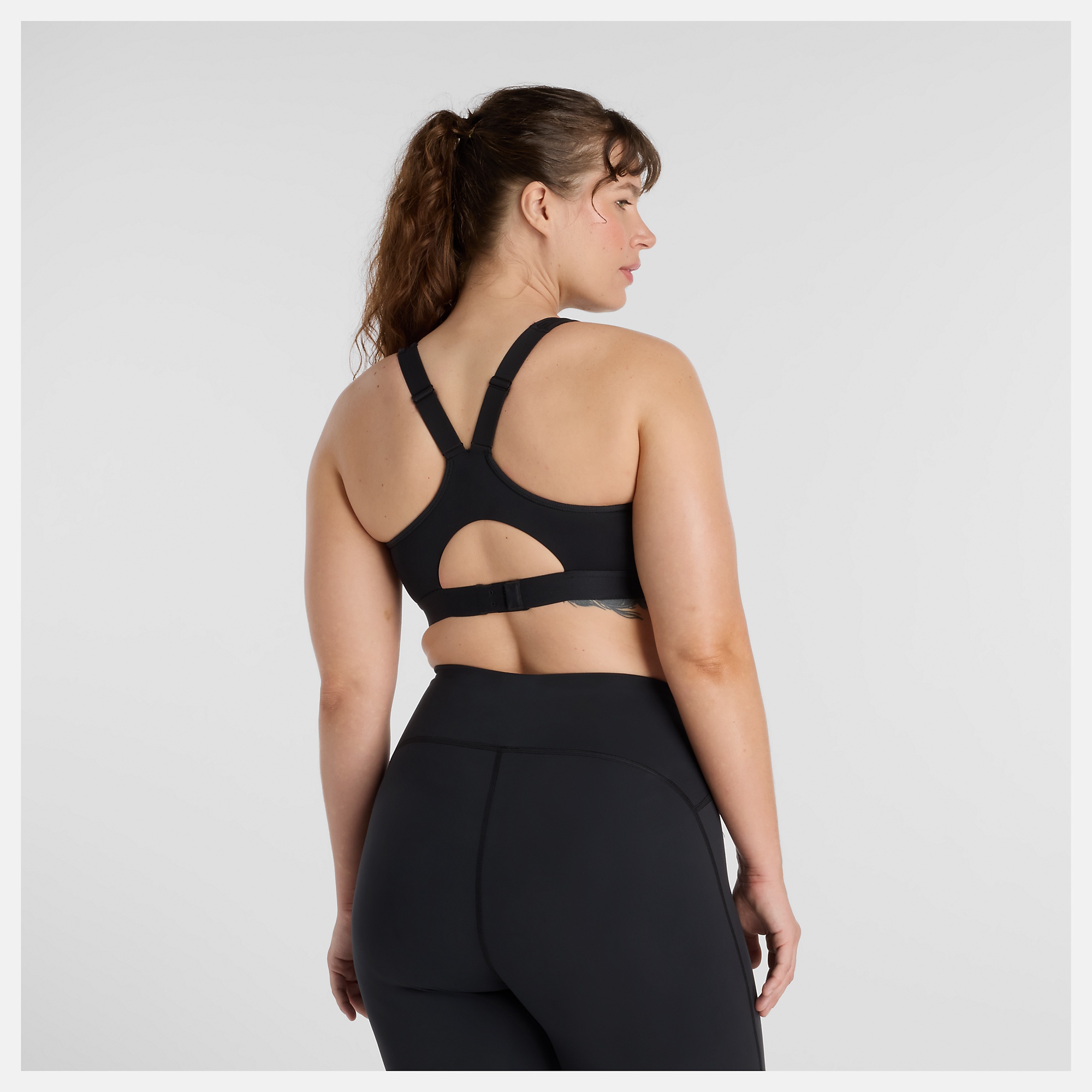 MaCara lleva una talla M y mide 5'9"/175cm. Pecho : 38"/96cm, Cintura : 32.5"/82cm, Caderas : 45"/114cm