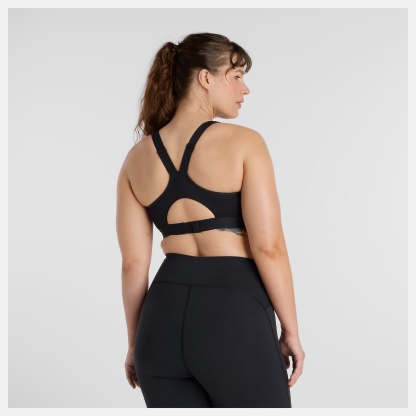 MaCara lleva una talla M y mide 5'9"/175cm. Pecho : 38"/96cm, Cintura : 32.5"/82cm, Caderas : 45"/114cm