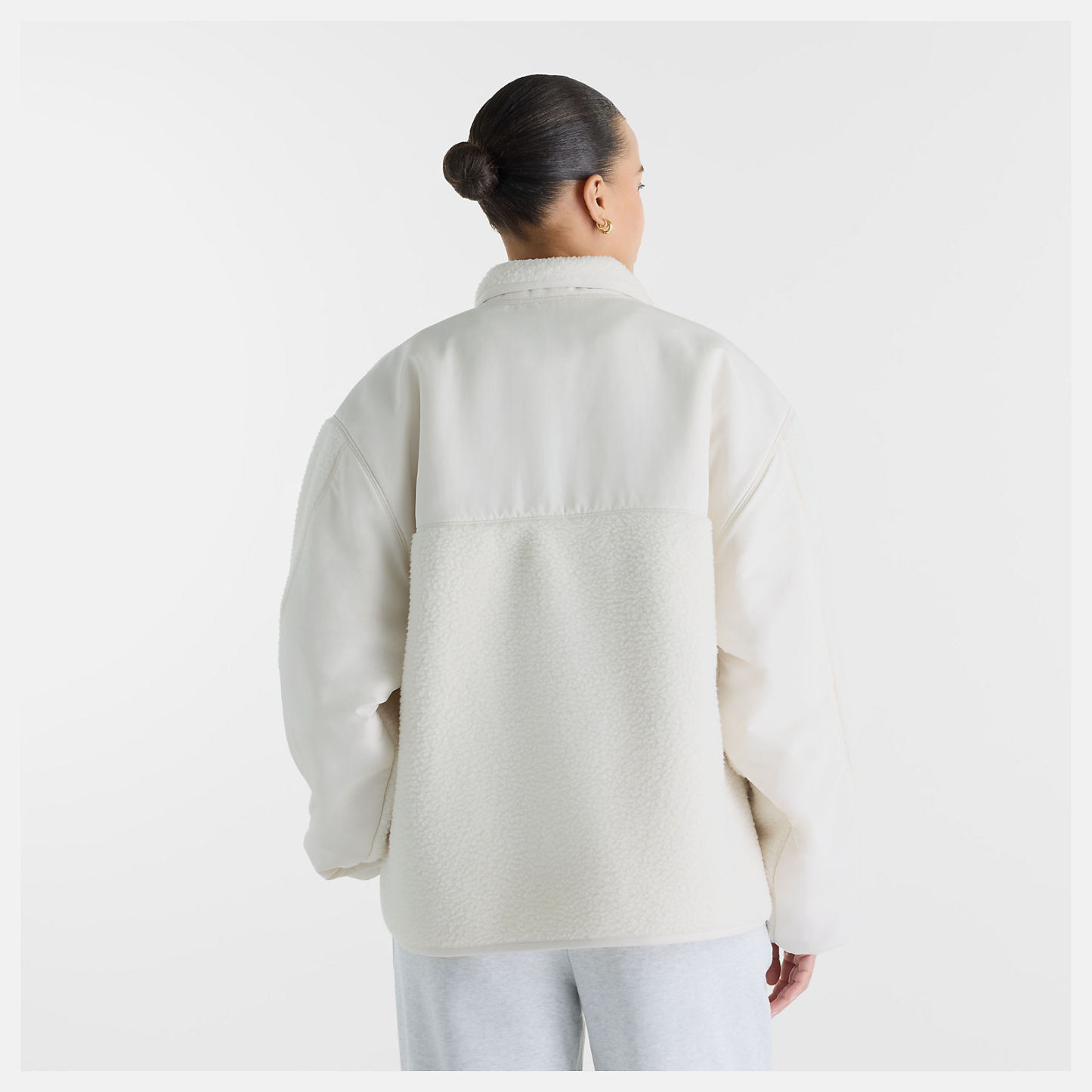 Nisaa is wearing size S and is 5'10"/177.8cm. Chest: 32"/81.28cm, Waist: 26"/66.04cm, Hips: 39"/99.06cm