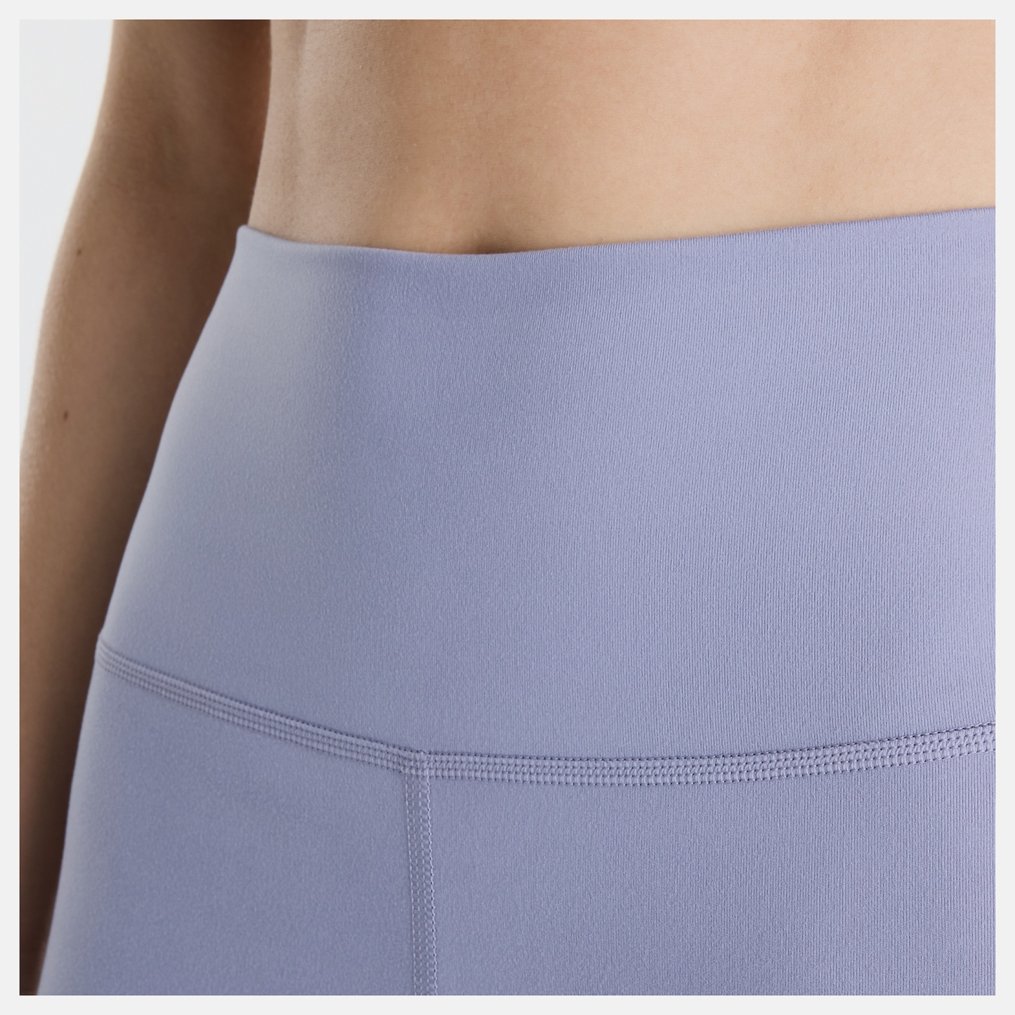 Gemma lleva una talla S y mide 5'7"/170.18cm. Pecho : 30.5"/77.47cm, Cintura : 24"/60.96cm, Caderas : 35"/88.9cm