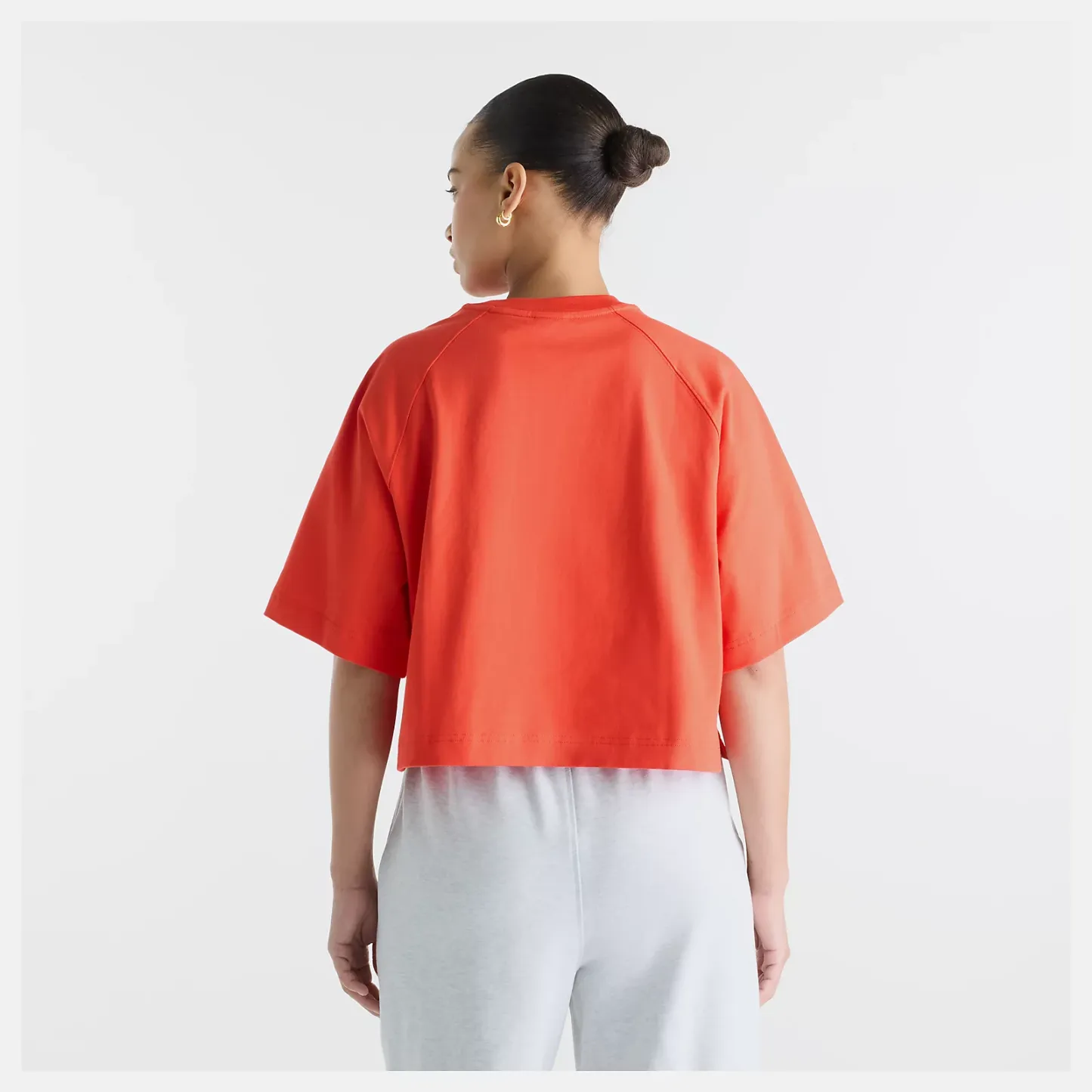 Nisaa is wearing size S and is 5'10"/177.8cm. Chest: 32"/81.28cm, Waist: 26"/66.04cm, Hips: 39"/99.06cm