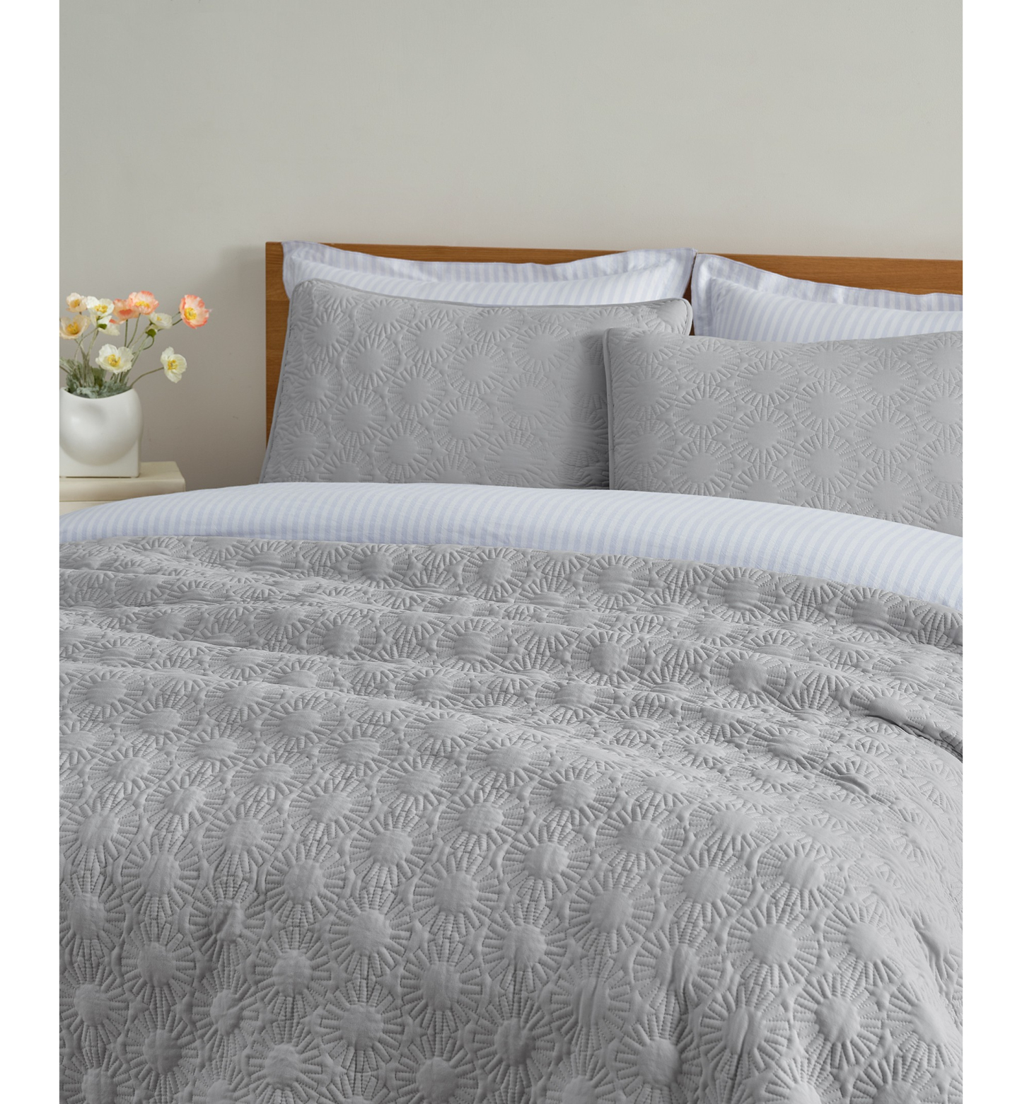 UGG® Devon Sun Logo Quilt Set - Gray