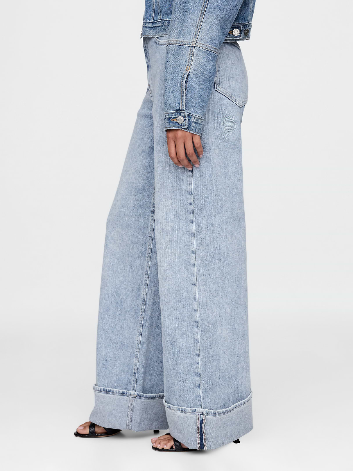 High Rise Stride Cuffed Wide-Leg Jeans - Washed light indigo