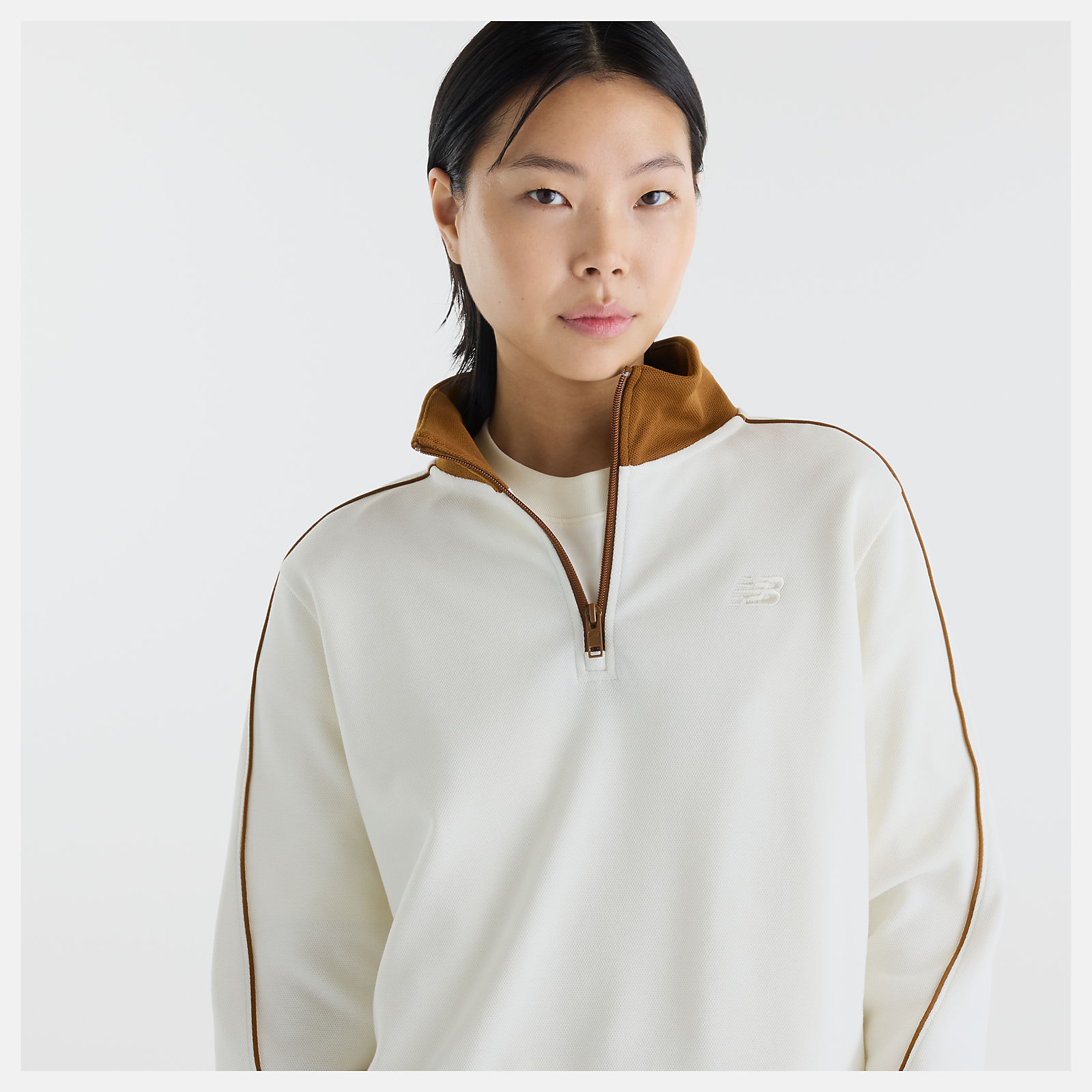 Suhyun is wearing size S and is 5'7"/170.18cm. Chest: 30"/76.2cm, Waist: 24"/60.96cm, Hips: 35"/88.9cm